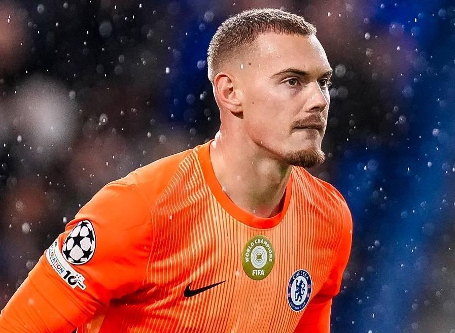 约恩森无视詹姆斯呼唤准备直接离场，但被桑切斯拦住并喊去谢场