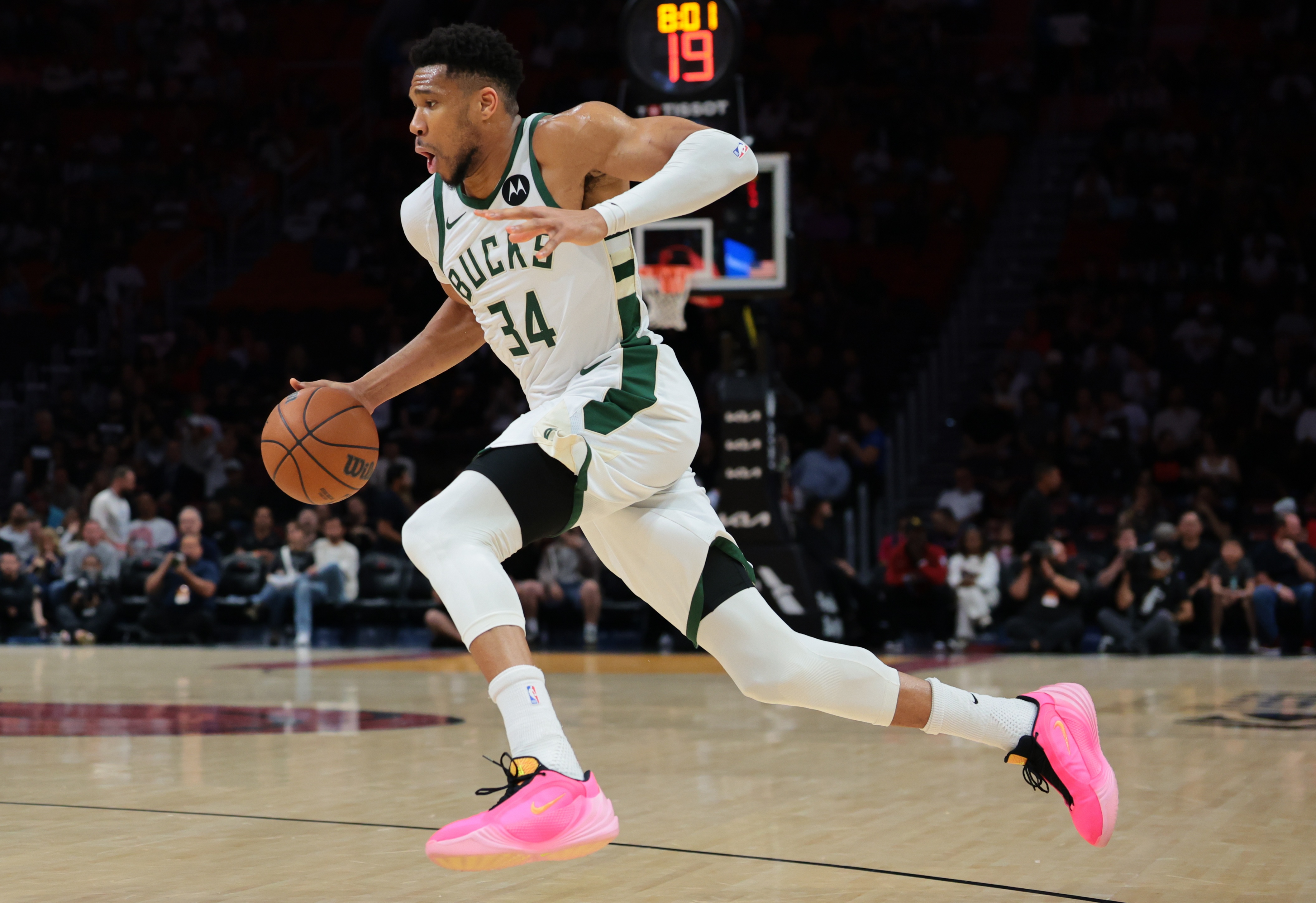 世界杯直播软件-字母哥常规赛160次至少轰30分10板5助 超越大O独占历史第一！