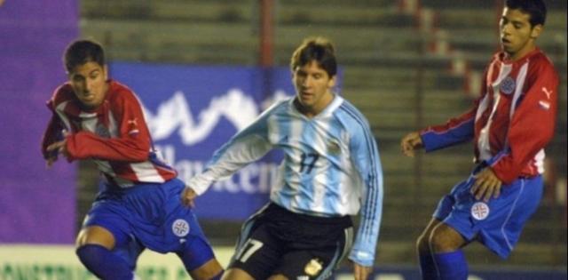 世界杯官网下载入口-【钩沉】2004年6月29日 梅西首穿阿根廷蓝白剑条衫!