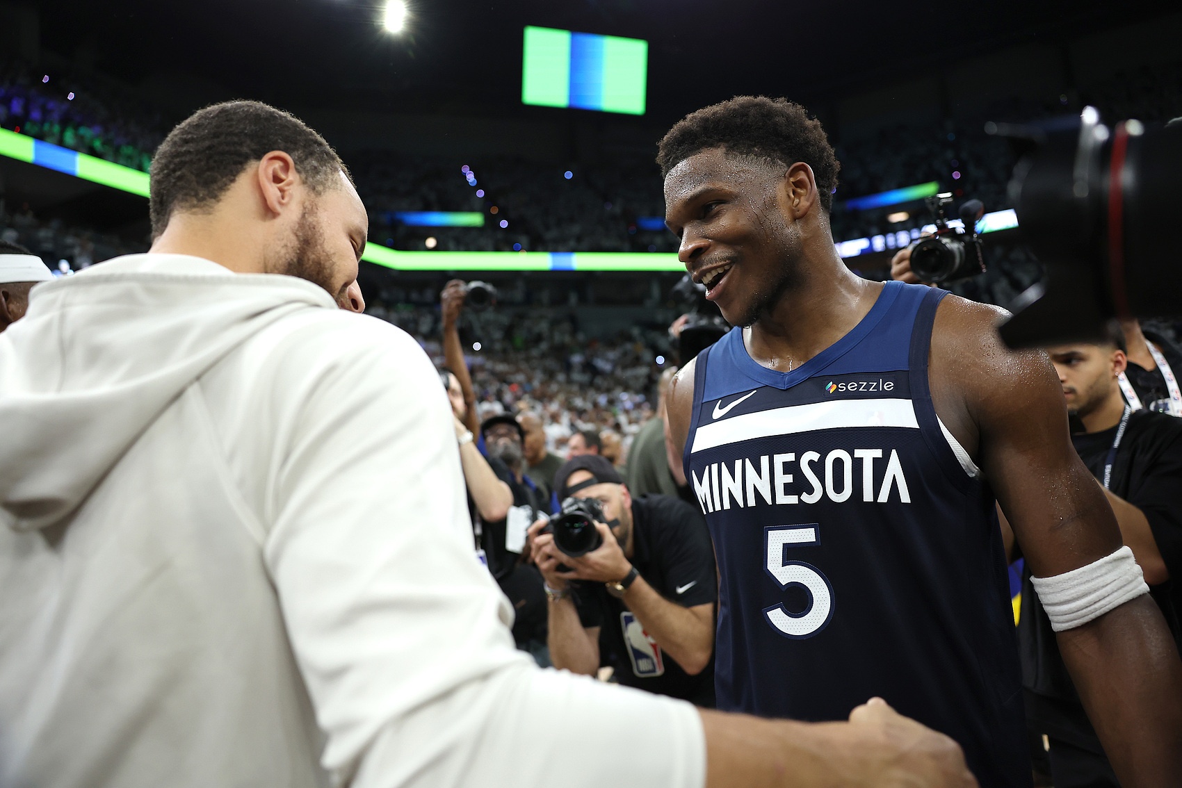 世界杯直播软件-爱德华兹：库里是我兄弟&amp;我爱他的一切 他是最伟大控卫 不太懂rap